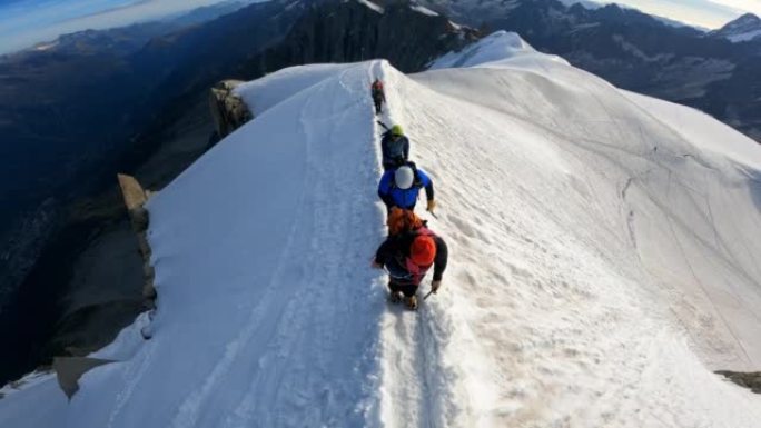 登山者团队在雪坡上移动。高海拔山脉。欧洲阿尔卑斯山的视点