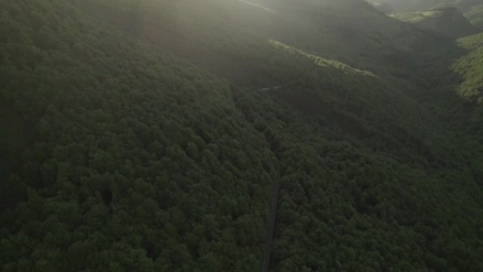 空中无人机拍摄日落时的山脉景观