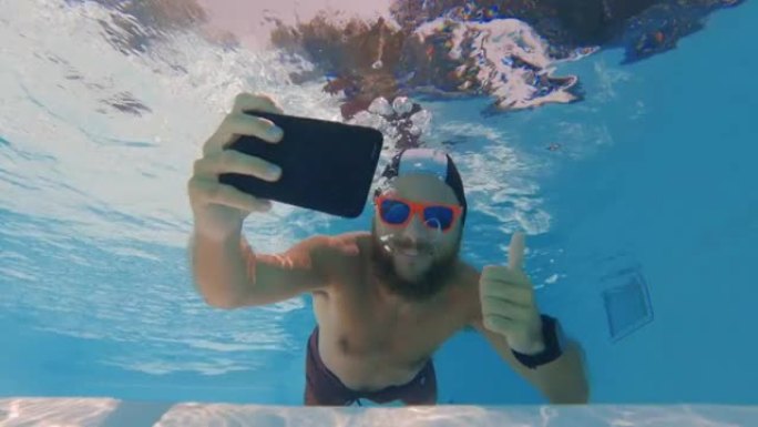 搞笑男子在水下用手机自拍:极端远程办公