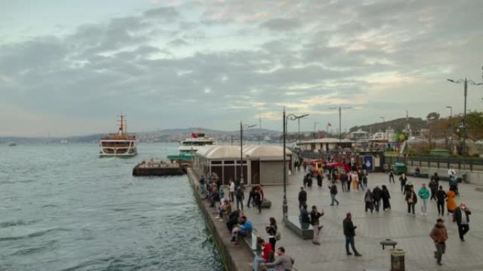 伊斯坦布尔市著名渡轮交通河滨湾码头拥挤全景4k延时土耳其