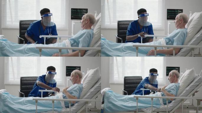 一名戴着防护口罩的黑人男性医生进来，与一名躺在医院病床上的白人老人交谈。