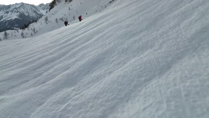 两名滑雪者在雪山山谷中冒险的空中无人机拍摄