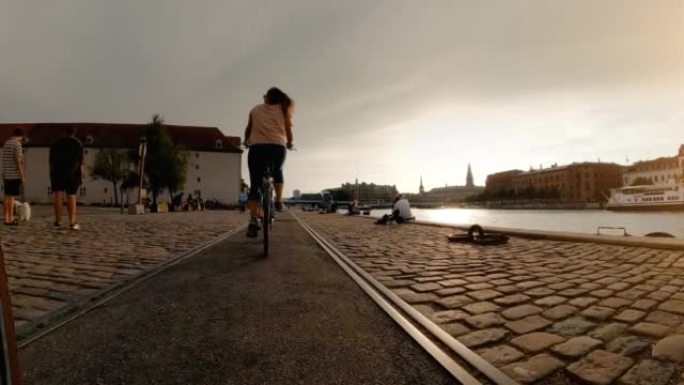 哥本哈根骑城市道路城市自行车的女人
