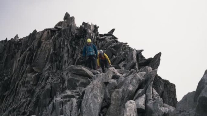 专业登山者在尖峰上移动。用绳子。鸟瞰图