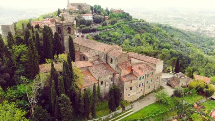 蒙特卡蒂尼阿尔托一座古城堡的航空镜头。意大利托斯卡纳。