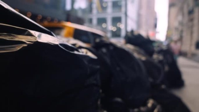 纽约城市街道上装满垃圾的黑色塑料袋特写