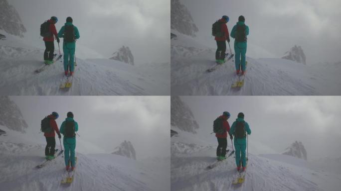 两个滑雪者站在斜坡的起点