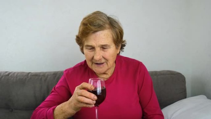 一个老妇人喝节日酒。选择性聚焦。人。