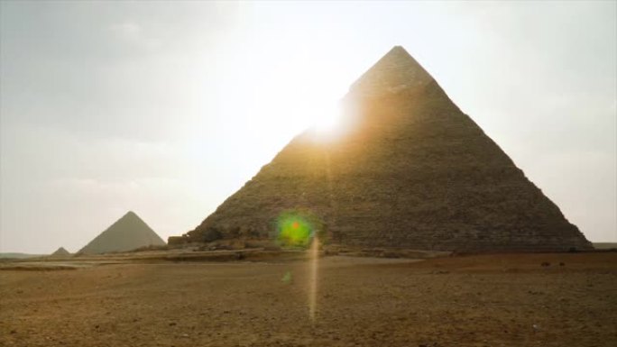 边缘有太阳耀斑的吉萨金字塔视图