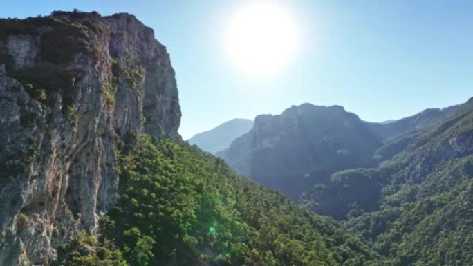 空中无人机拍摄山峰