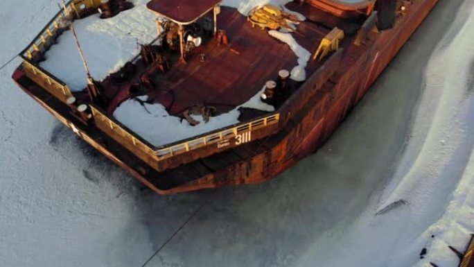 冰冻河流上的旧船驳船空中射击