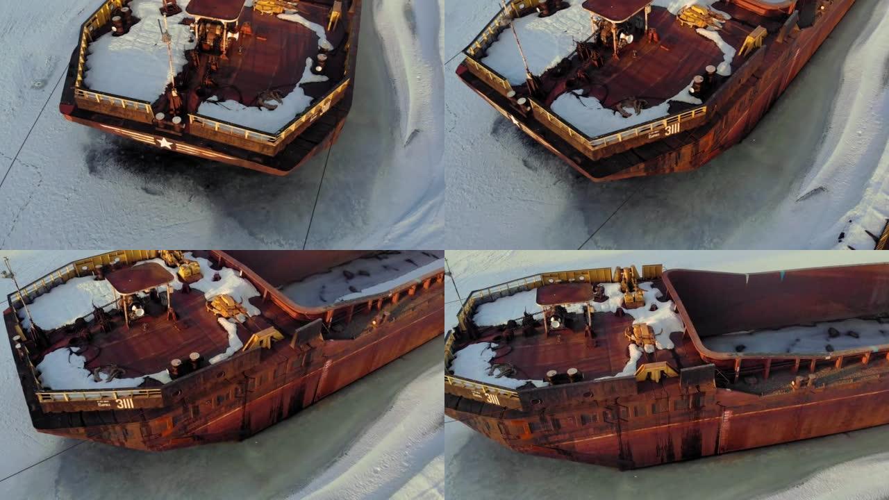 冰冻河流上的旧船驳船空中射击