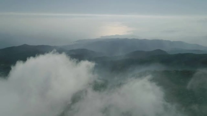 飞越沿海云层的鸟瞰图