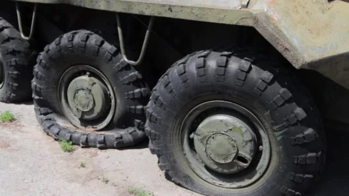 战争后装甲运兵车车轮被刺破。军事冲突、战争。