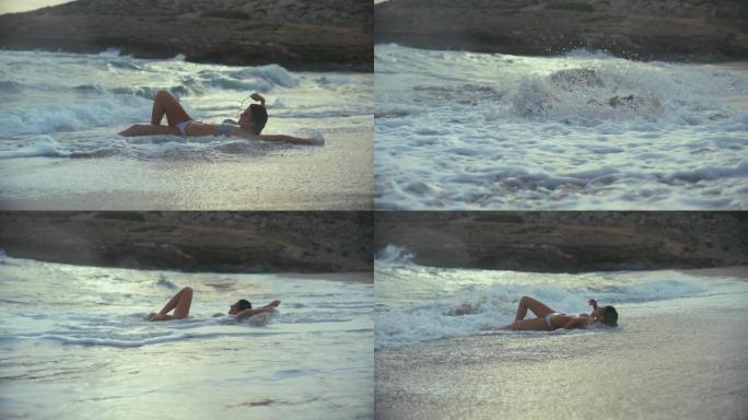 海滩上的女人。在海里玩耍，被海浪飞溅
