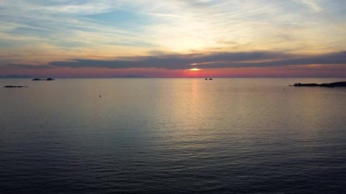 宁静的海洋和希腊村庄的空中风景