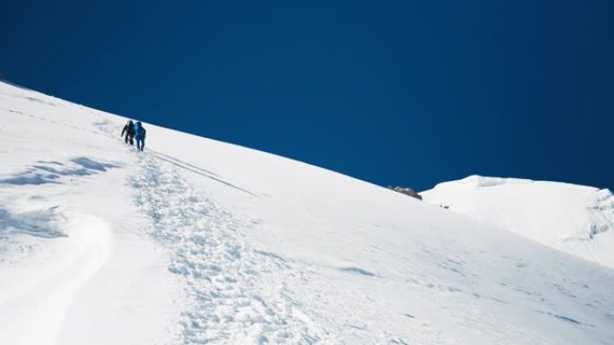 在雪坡上攀登。瑞士阿尔卑斯山。视点