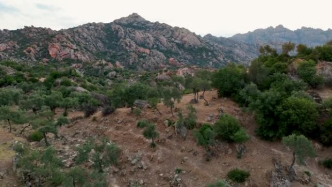 地质山的鸟瞰图，日落山景观，背景山景观，拉特莫斯-贝斯帕马克山的鸟瞰图，废弃的老山，拉特莫斯 (be