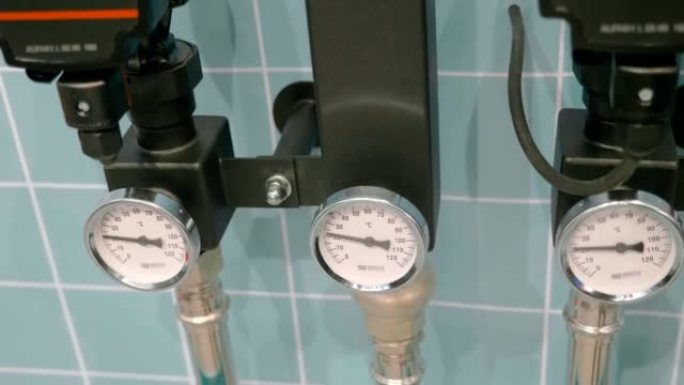 带有温度计的管道，用于控制家庭供暖系统中的水预热