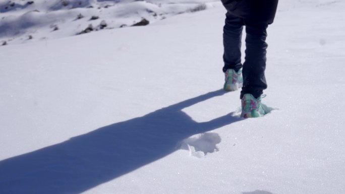 【4K】男子行走在雪山上雪地背影