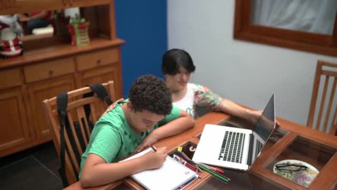 侏儒症母亲帮助儿子在家学习