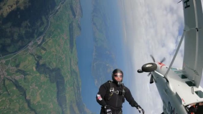 跳伞运动员从飞机上坠落，滑过山区空气