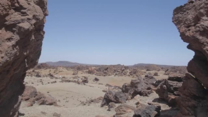 晴天岩石沙漠的第一人称视角