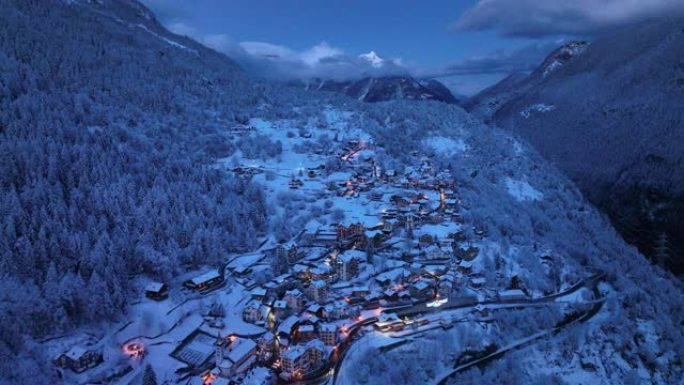 空中无人机在黄昏时拍摄了一个雪山小镇