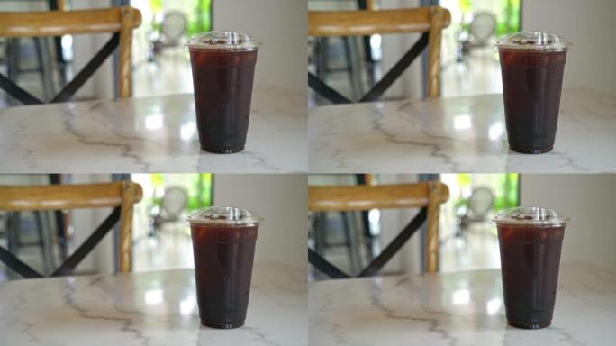 咖啡店咖啡馆里的冰美式咖啡或长黑咖啡杯