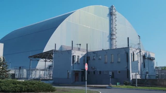 切尔诺贝利核电站被毁反应堆上空的石棺。巨型金属机库，防辐射。没有人，有风的天气。