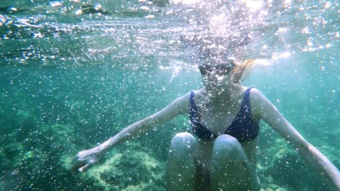 女人在海里浮潜。可穿戴相机视点