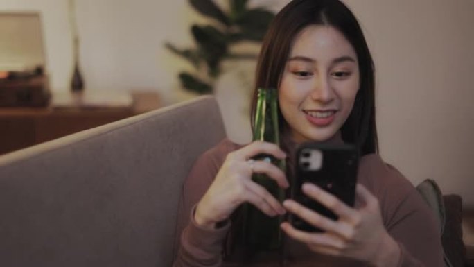 新常态: 使用智能手机进行视频通话的年轻女子
