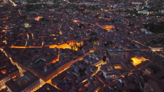 博洛尼亚历史中心和托里塔的空中无人机日落场景，两座塔都倾斜，是意大利博洛尼亚的象征