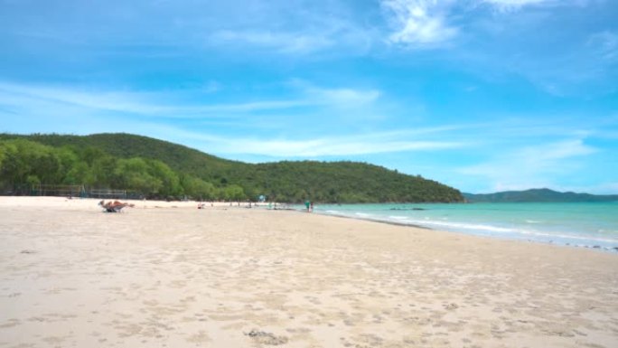 美丽的海滩气氛有海浪冲击海岸，许多人来休息。