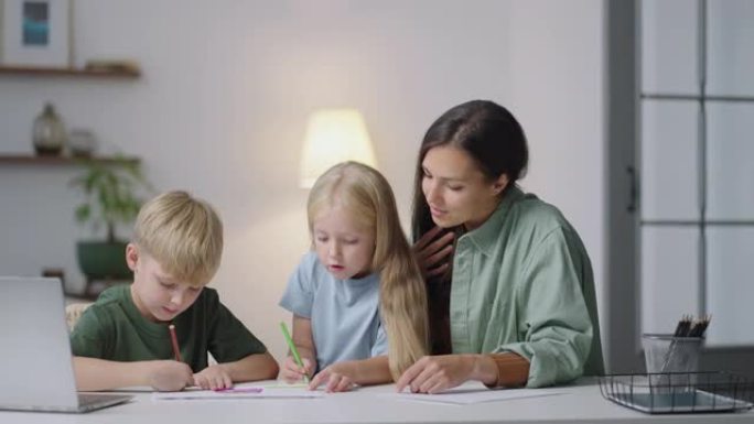 妈妈或保姆帮孩子做作业。可爱的兄弟姐妹在家和母亲一起做家庭作业，亲子关系，学校作业。