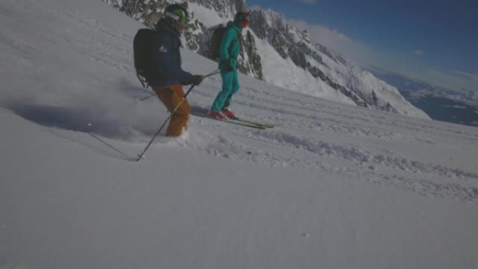 在两名滑雪者下山的镜头之后