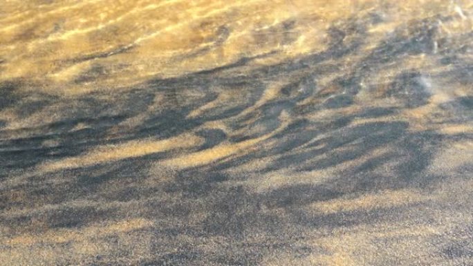 沙金色纹理水流入海。
