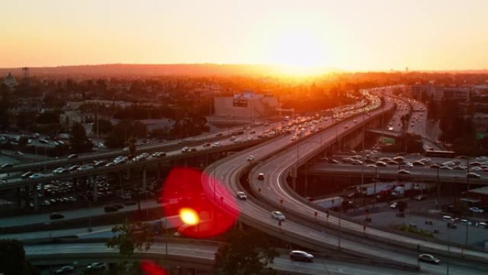 日落时加利福尼亚州洛杉矶10号州际公路和110号高速公路上的交通-空中拍摄
