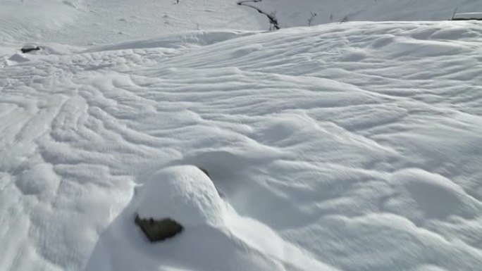 两名滑雪者在雪山山谷中冒险的空中无人机拍摄