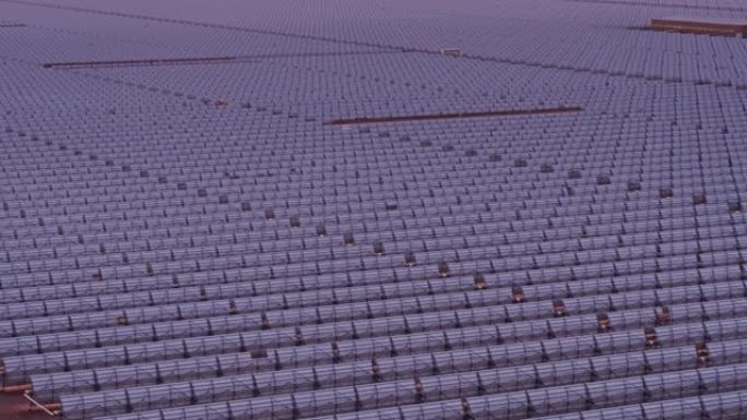 抛物线槽式太阳能发电厂的大量镜子-空中