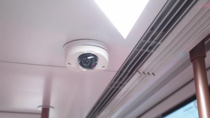 地铁车厢天花板上的网络摄像机特写。地铁车厢内部。莫斯科大都会概念。