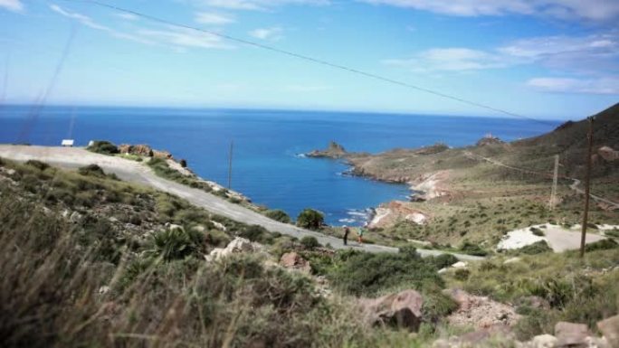 在Cabo de Gata风景中徒步旅行: 西班牙的暑假
