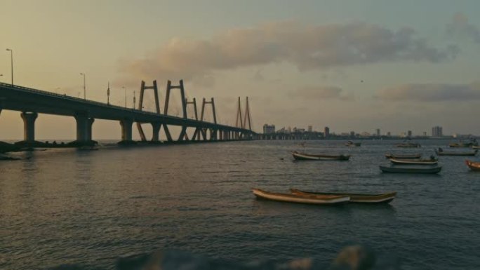 印度孟买Bandra Worli Sea Link的电影鸟瞰图。