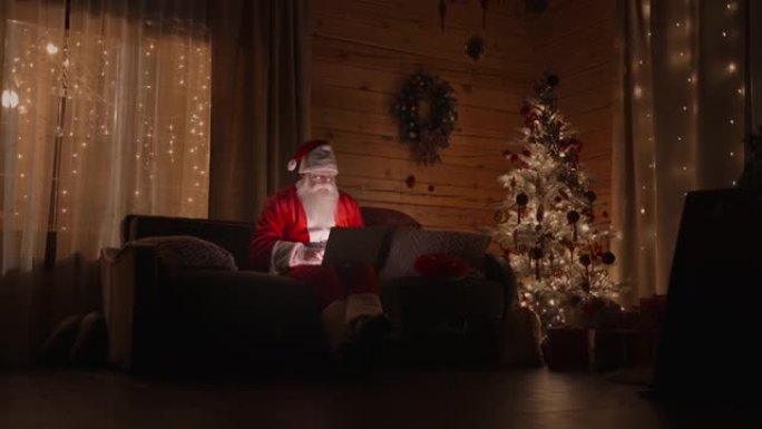 圣诞老人在社交网络上与世界各地的人和儿童进行交流