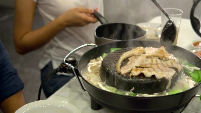 “猪肉锅烤” 泰国菜流行风格派对，泰语是将猪肉放在锅中烤