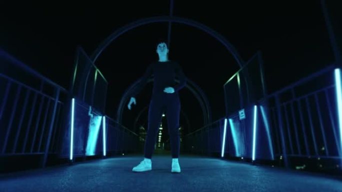 才华横溢的女舞者像机器人一样在黑暗的地下隧道中运动，当代街舞
