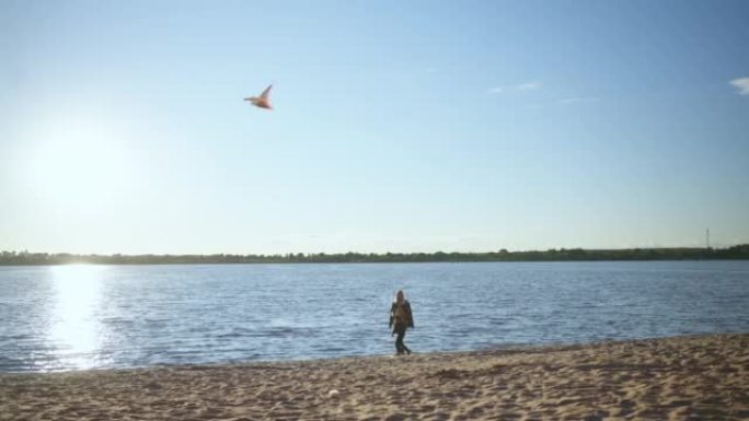 总计划母女沿着湖岸散步放风筝