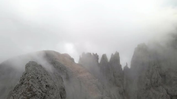 飞越山峰的鸟瞰图大山群山山脉