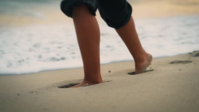 人的脚走出大海，在沙滩上行走