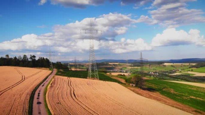 农村的输电铁塔。现代高压电线挂架。带电线的输电塔抵御蓝色多云的天空